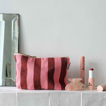 Tasche "Sofia" mit rosa und bordeaux Streifen von Rose in April: Perfekt für Stifte, Notizbücher und Make-up. 