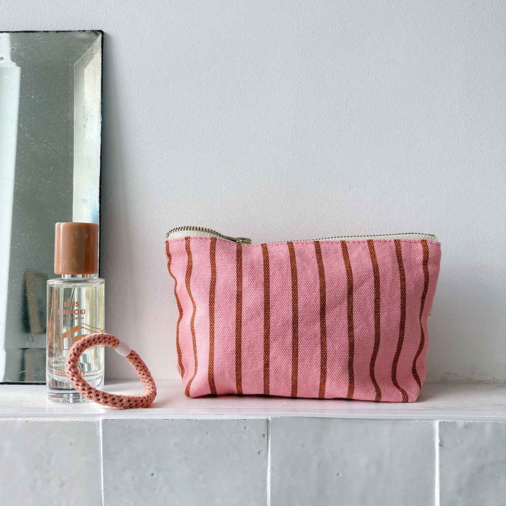 Tasche "Sofia" in dünnen Streifen mit rosa von Rose in April – stylish & praktisch für Stifte, Kosmetik oder Schlüssel. 