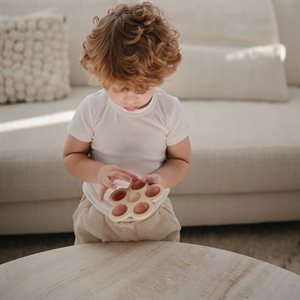 Press Toy "Flower" von Mushie - spielerische Entwicklung der Feinmotorik