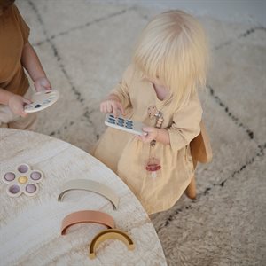 Press Toy "Smartphone" in cambridge blue von Mushie - spielerische Entwicklung sensorischer Fähigkeiten