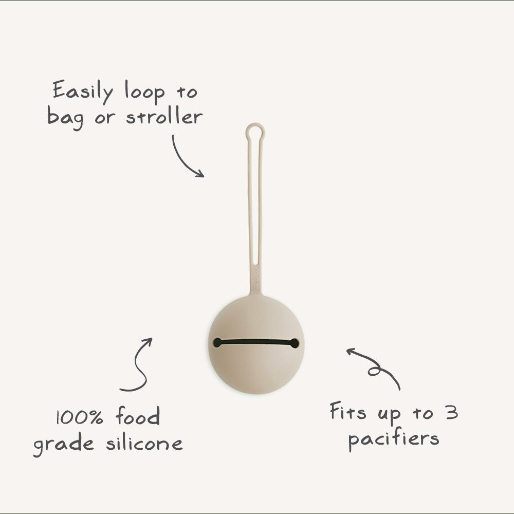 Schnullerhalter von Mushie, aus BPA-freiem Silikon – praktisch für unterwegs, einfach zu befestigen