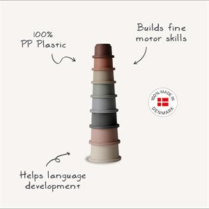 Sicheres Spielen mit Mushie Stapelbechern – BPA-frei, langlebig und perfekt für Babys ab 6 Monaten.