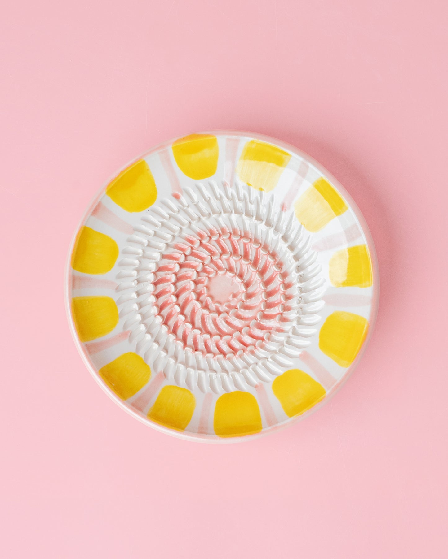 Kleine, handgefertige Keramikreibe mit gelb rosa Dekor - Ideal zum Reiben von Knoblauch, Ingwer oder Schokolade. 