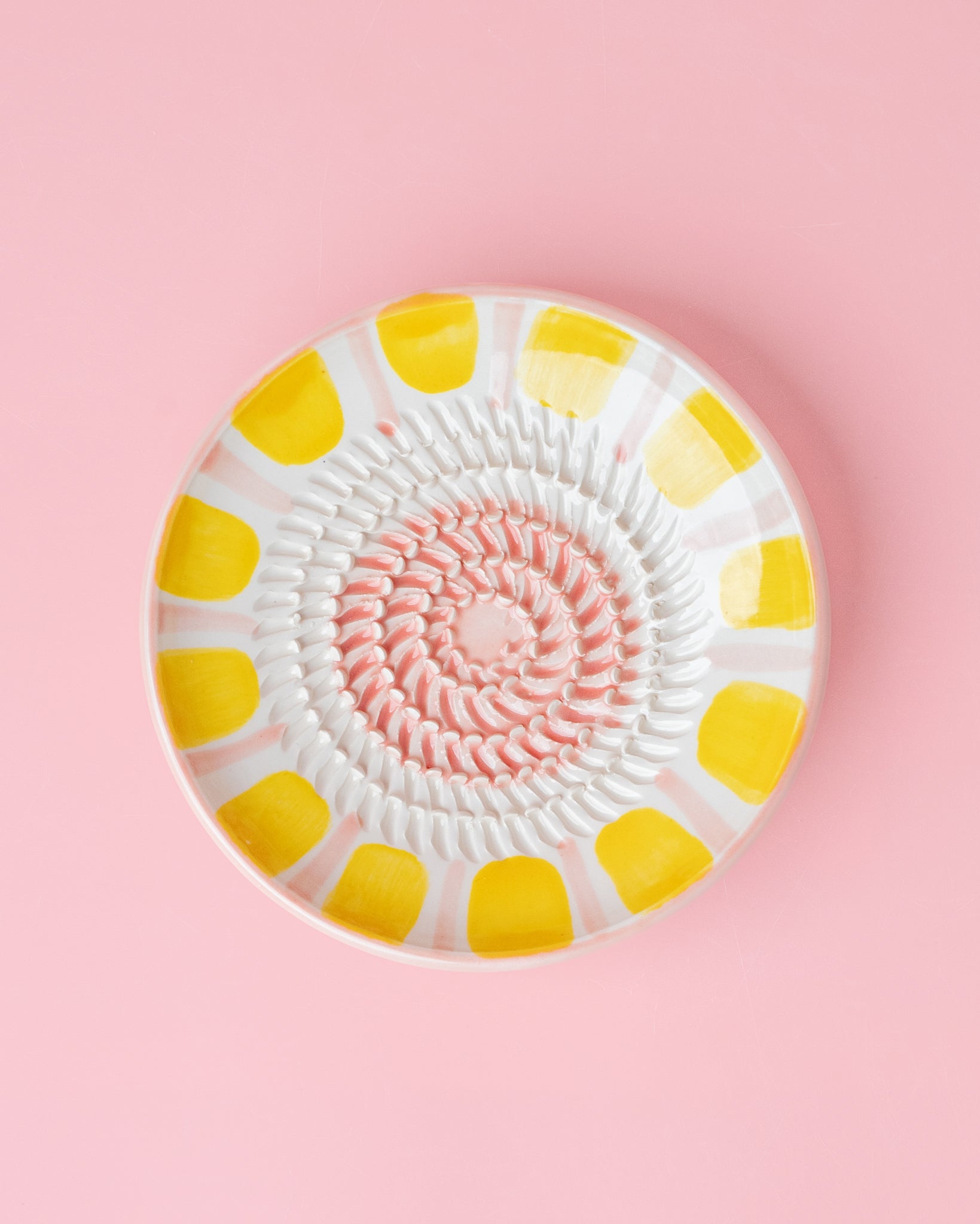 Kleine, handgefertige Keramikreibe mit gelb rosa Dekor - Ideal zum Reiben von Knoblauch, Ingwer oder Schokolade. 