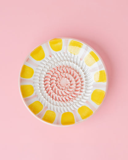 Kleine, handgefertige Keramikreibe mit gelb rosa Dekor - Ideal zum Reiben von Knoblauch, Ingwer oder Schokolade. 