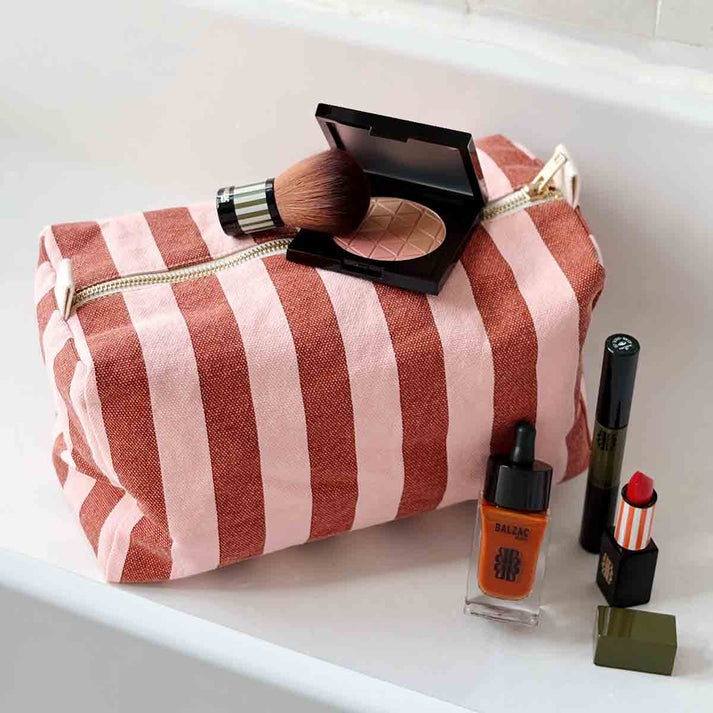 Kosmetikbeutel "Vic" von Rose in April mit bordeaux und rosa Streifen: Ideal für Pflegeprodukte oder als Wickeltasche. 