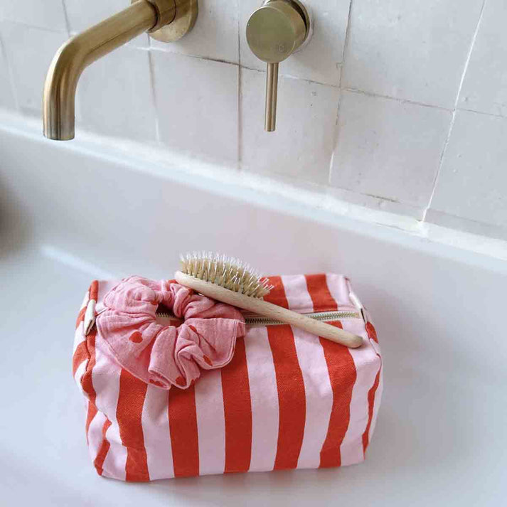 Kosmetikbeutel "Vic" von Rose in April mit pink und roten Streifen - Ideal für Pflegeprodukte oder als Wickeltasche. 