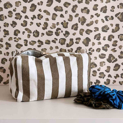 Kosmetikbeutel "Vic" von Rose in April in olive-farbenden Streifen - Ideal für Pflegeprodukte oder als Wickeltasche. 