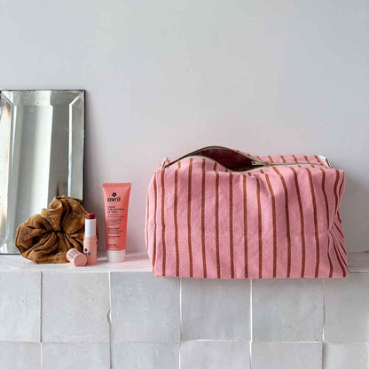 Kosmetikbeutel "Vic" von Rose in April mit dünnen Streifen und rosa: Ideal für Pflegeprodukte oder als Wickeltasche. 