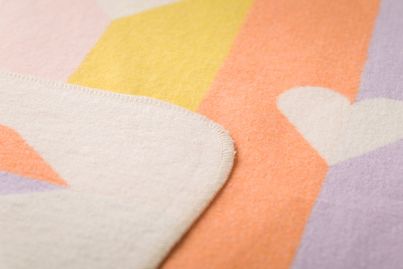 Kinderdecke "Herzen" von David Fussengger - doppelseitige Decke mit Herzen 