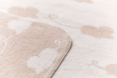 Kuschelfreund "Katze" von David Fussengger: doppelseitige Decke aus recxcelter Baumwolle