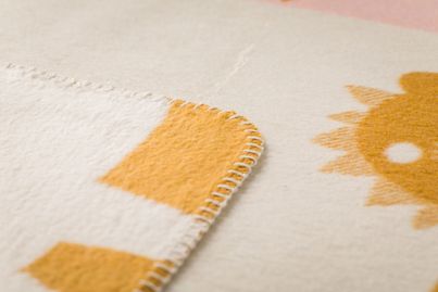 Babydecke "Löwe" in senfgelb von David Fussengger - doppelseitgie Decke 