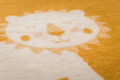 Babydecke "Löwe" in senfgelb von David Fussengger -  mit liebevollem Löwen Deign