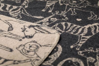 Die Babydecke "Safari" in beige von David Fussengger -doppelseitige Decke aus recycelter Baumwolle