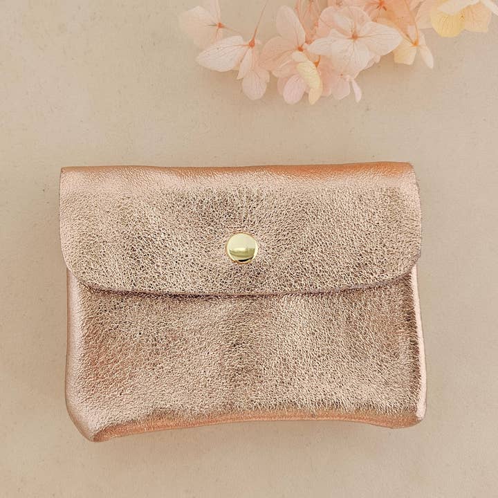 Portemonnaie aus schimmerndem Leder in nude. Ideal für den Alltag oder für die nächste Party. 