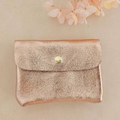 Portemonnaie aus schimmerndem Leder in nude. Ideal für den Alltag oder für die nächste Party. 