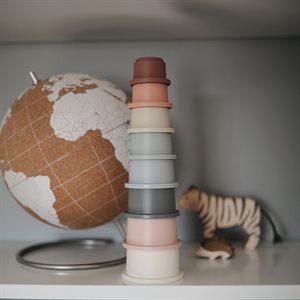 Bunte Mushie Stapelbecher aus robustem Kunststoff – stapeln, bauen und die Hand-Auge-Koordination trainieren.