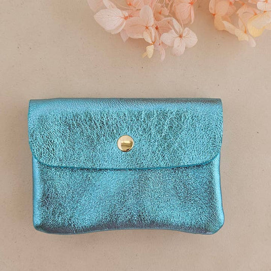 Portemonnaie aus schimmerndem Leder in türkis. Ideal für den Alltag oder für die nächste Party. Hergestellt in Italien.