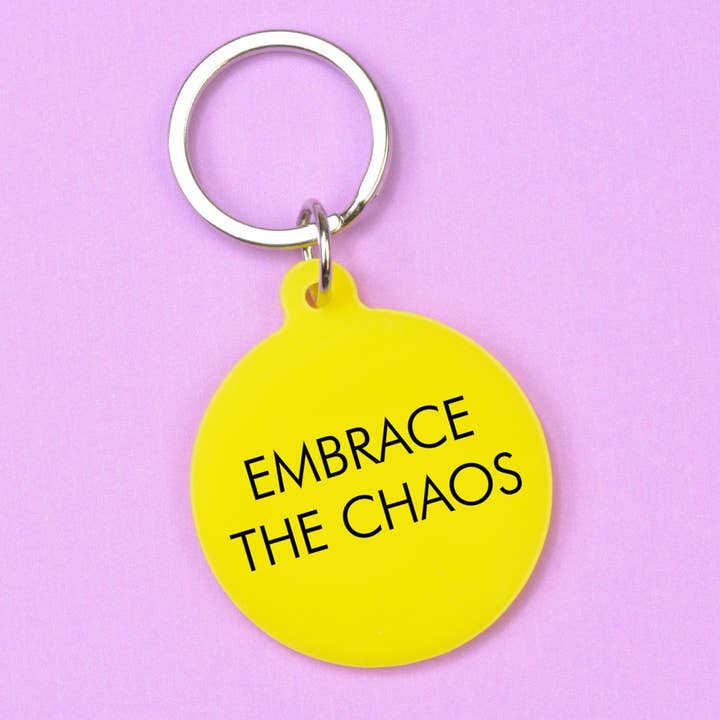 Schlüsselanhänger von Flamingo Candles mit Statement "Embrace the chaos" auf gelben Acryl graviert. 