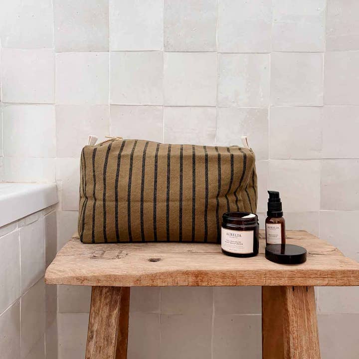 Kosmetikbeutel "Vic" von Rose in April mit dünnen Streifen in schwarz und olive: Ideal für Pflegeprodukte oder als Wickeltasche. 