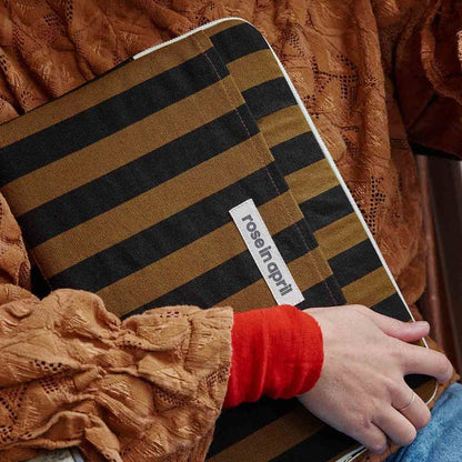 Die perfekte Laptophülle von Rose in April mit schwarzen und braunen Streifen: 100 % Baumwolle,  OEKO-TEX zertifiziert.