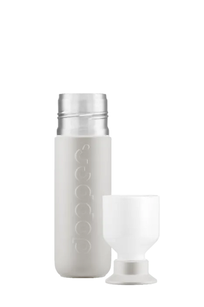 Dopper Insulated 350 ml in Gentle Grey – geöffnet mit Becher