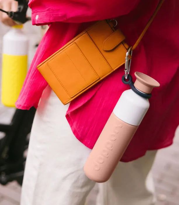 Dopper insulated 350ml in Pebble Peach - in Alltagssituation perfekt für unterwegs