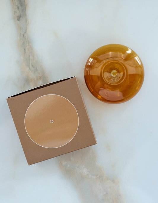 Die mundgeblasene Halterung für Räucherstäbchen in amber strahlt moderne Elganz aus und zeitglich extrem stylisch. 