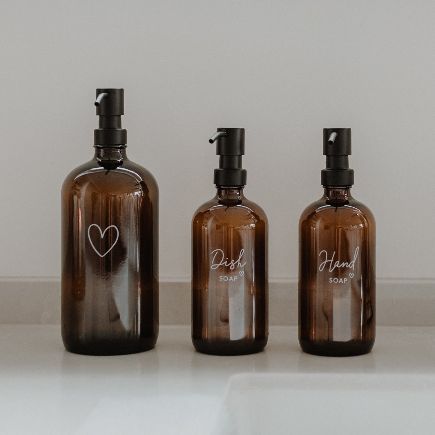 Seifenspender Herz 1000ml - platziert neben 500ml Seifenspender