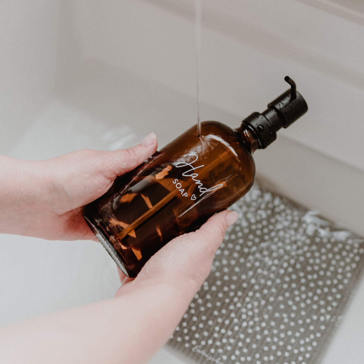 Seifenspender Handsoap - in Hand gehalten