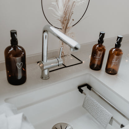 Seifenspender Dishsoap an Küchenspüle mit anderen Seifenspender 