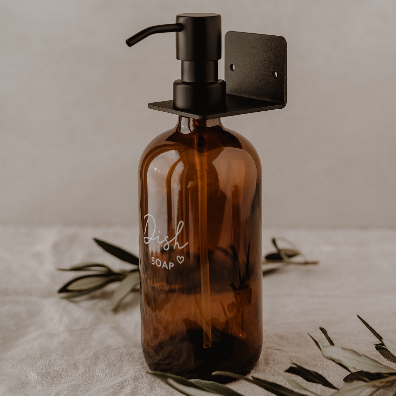 Wandhalterung für Seifensender von Eulenschnitt - Detailansicht mit Seifenspender