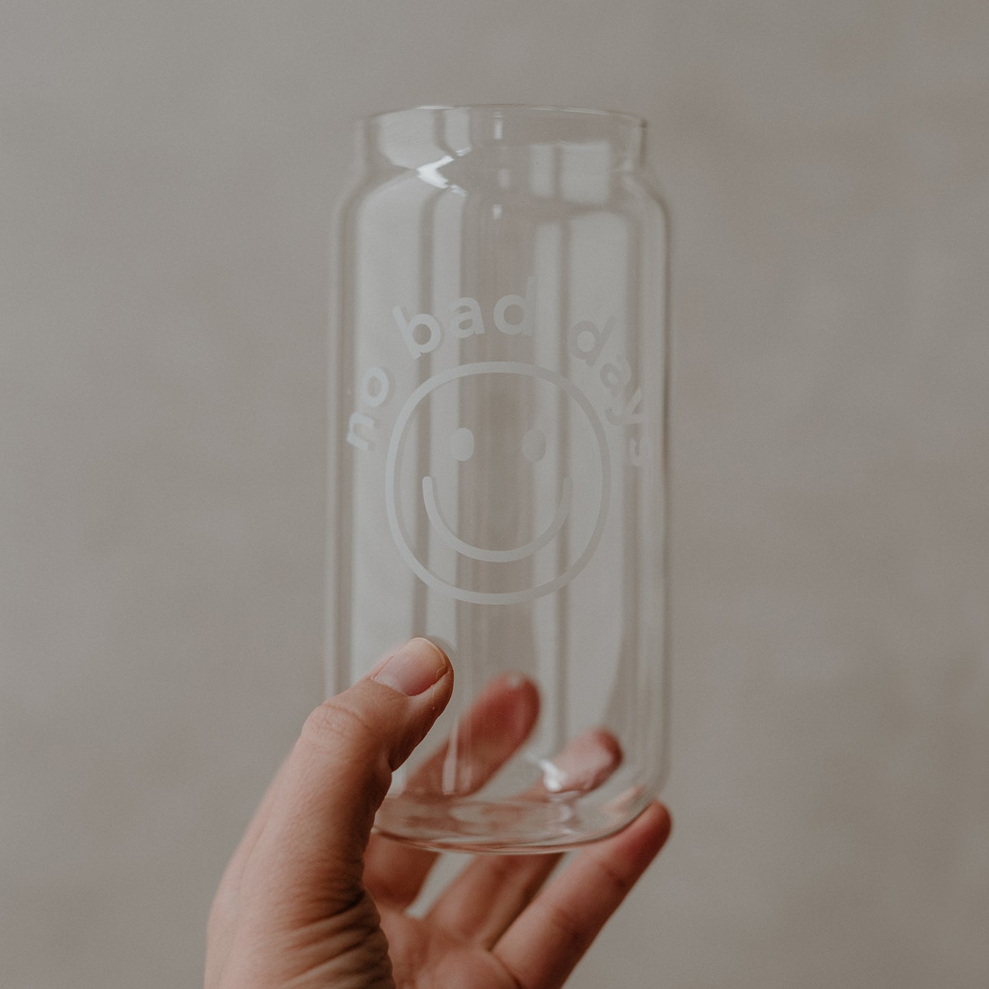 Hohes Trinkglas No Bad Days von Eulenschnitt – in der Hand gehalten, stilvoll und motivierend