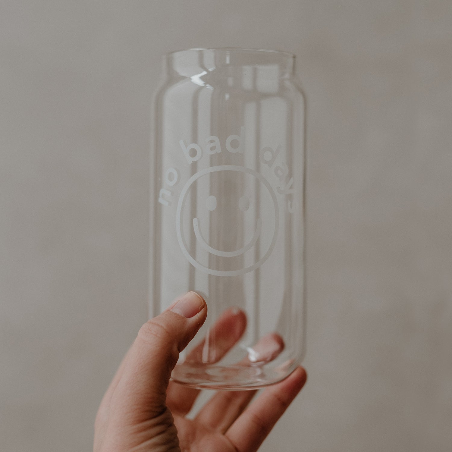 Hohes Trinkglas No Bad Days von Eulenschnitt – in der Hand gehalten, stilvoll und motivierend