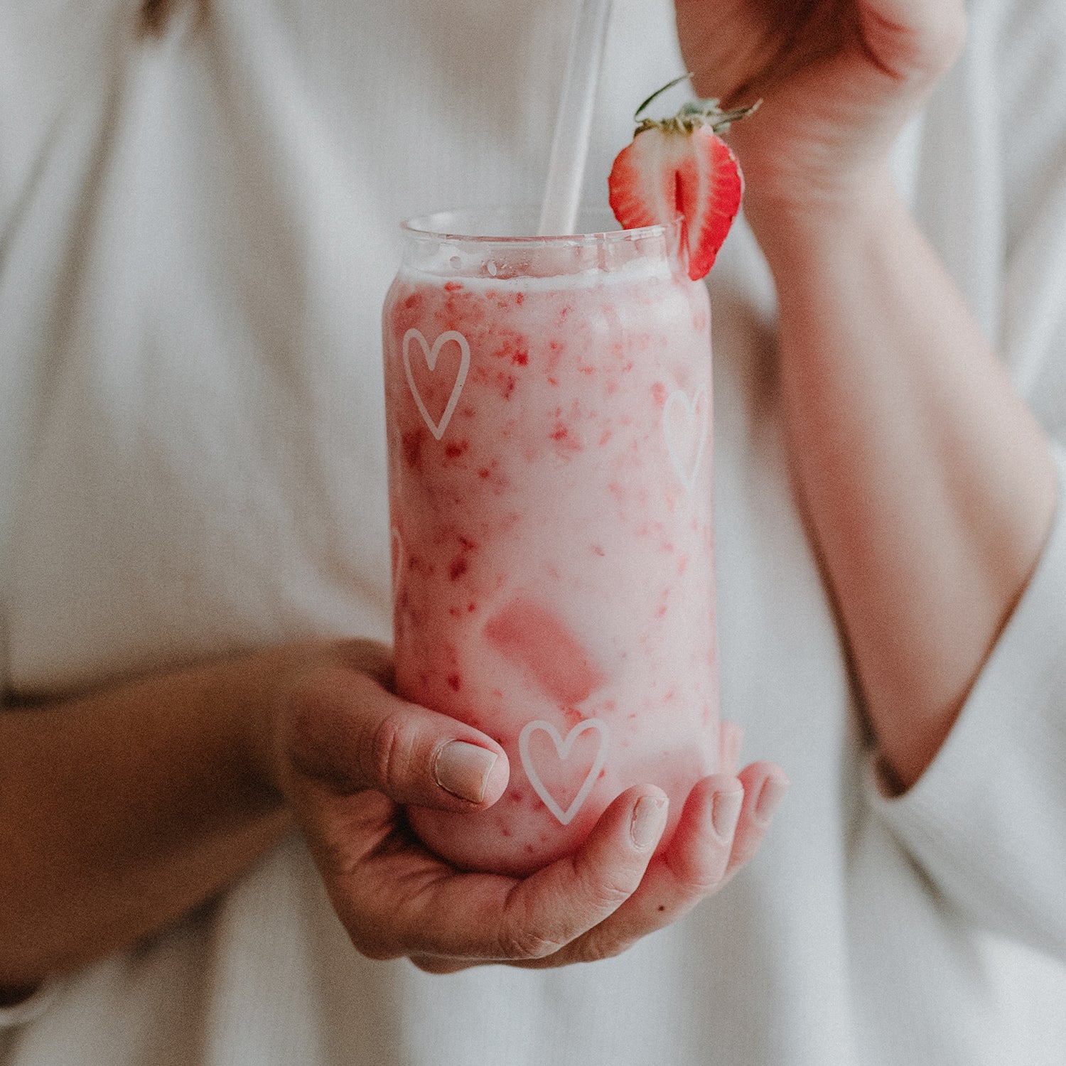 Hohes Trinkglas Herzen von Eulenschnitt – in der Hand gehalten, stilvoll und zeitlos