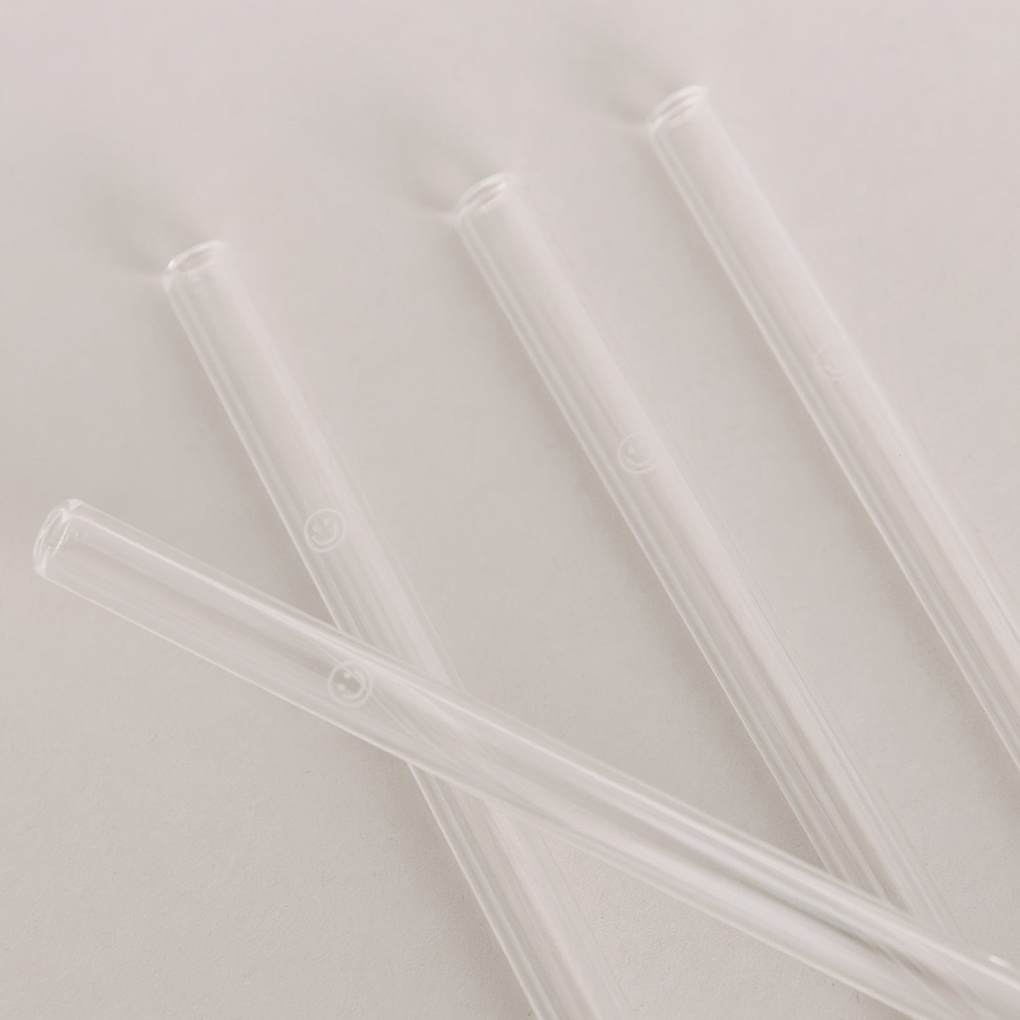 Strohhalme aus Glas im 4er Set mit smiley von Eulenschnitt - detailaufnahme Smiley