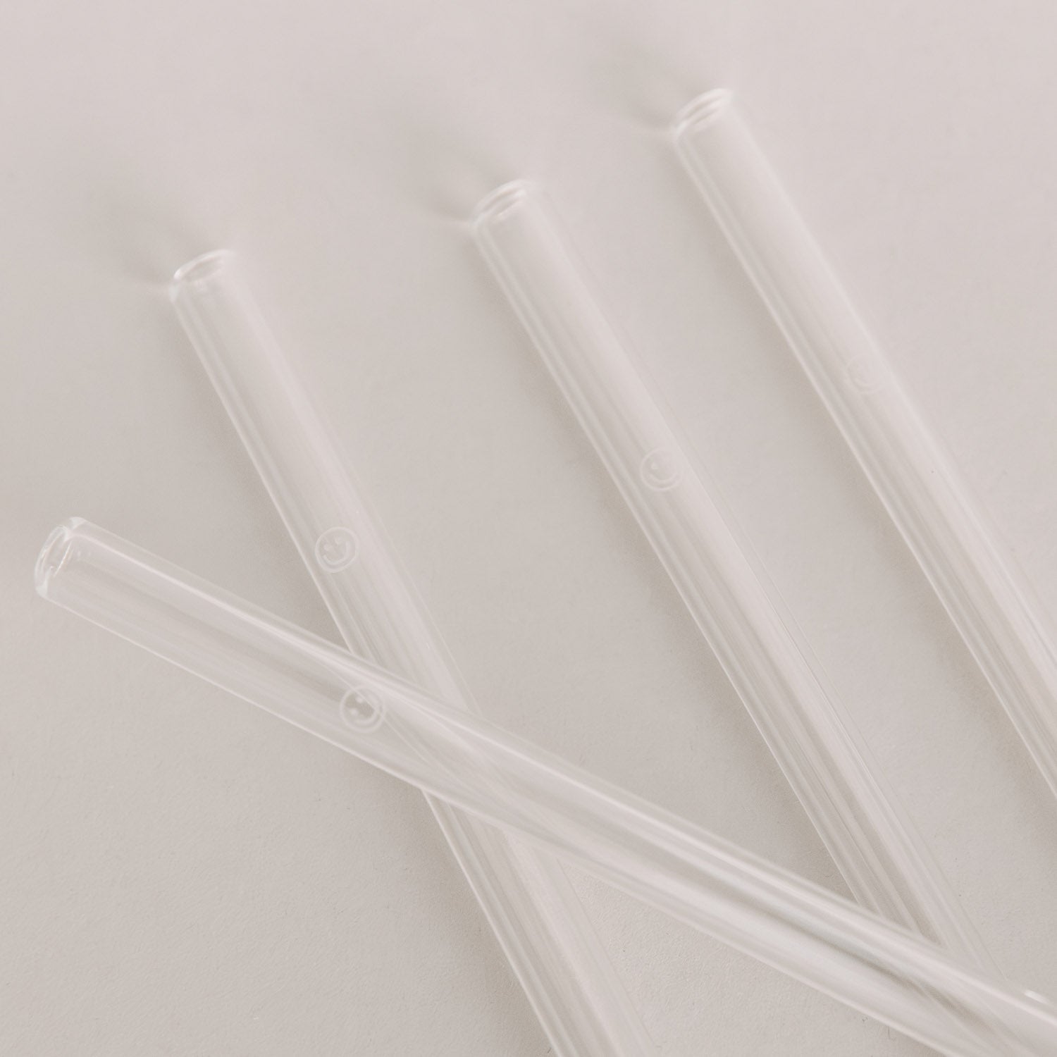 Strohhalme aus Glas im 4er Set mit smiley von Eulenschnitt - detailaufnahme Smiley