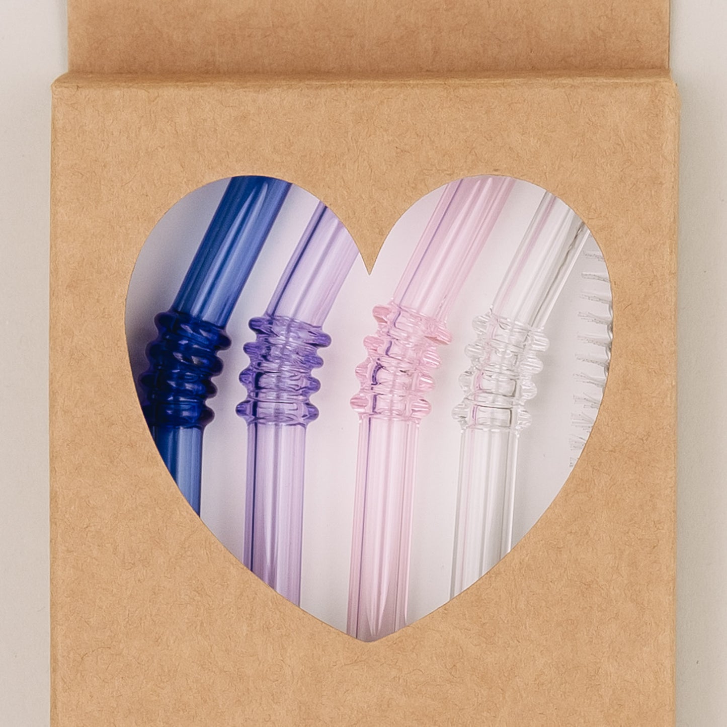 Geknickte Strohhalme aus Glas im 4er Set in Rosatönen von Eulenschnitt:  Abbildung der Verpackung mit ausgestanztem Herz