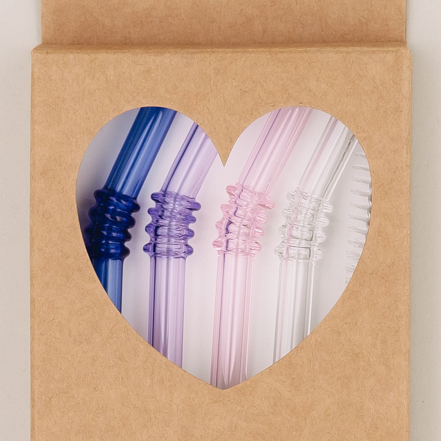 Geknickte Strohhalme aus Glas im 4er Set in Rosatönen von Eulenschnitt:  Abbildung der Verpackung mit ausgestanztem Herz
