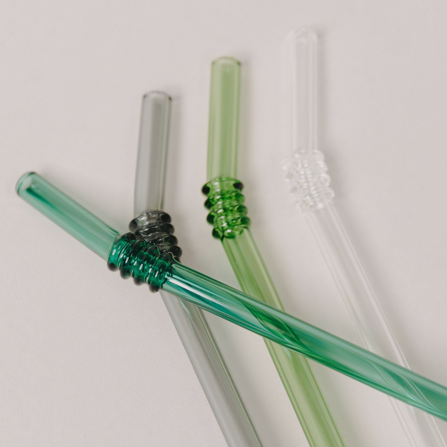 Geknickte Strohhalme aus Glas im 4er Set von Eulenschnitt in Grüntönen - detailaufnahme Knick 