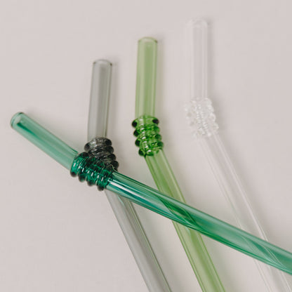 Geknickte Strohhalme aus Glas im 4er Set von Eulenschnitt in Grüntönen - detailaufnahme Knick 