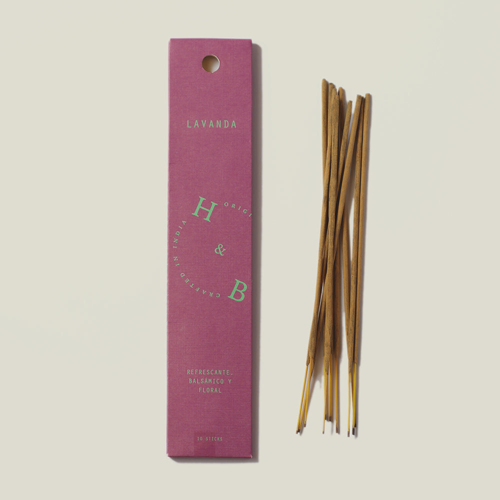 Handgefertigte Räucherstäbchen mit Duftrichtung "Lavendel" aus Indien. - Wirkt zugleich beruhigend und belebend. Mit Essenzen aus Lavendel und Thymian.