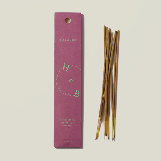 Handgefertigte Räucherstäbchen mit Duftrichtung "Lavendel" aus Indien. - Wirkt zugleich beruhigend und belebend. Mit Essenzen aus Lavendel und Thymian.