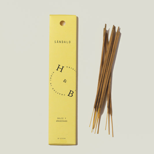 Handgefertigte Räucherstäbchen mit Duftrichtung "Sandelholz" mit einem süßen, holzigen Aroma. Wirkt entspannend und und eignet sich somit zur Mediatation. 