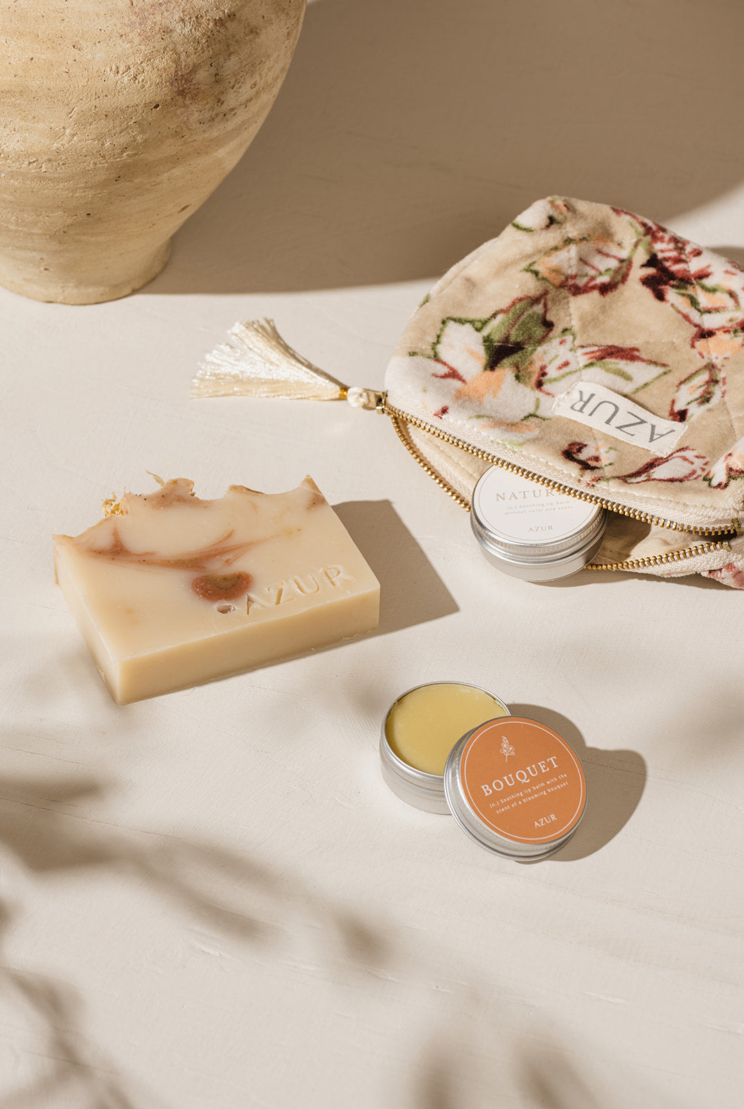 Lippenbalsam Bouquet von Azur Natural Bodycare - zusammen mit Seife und Kosmetiktasche präsentiert