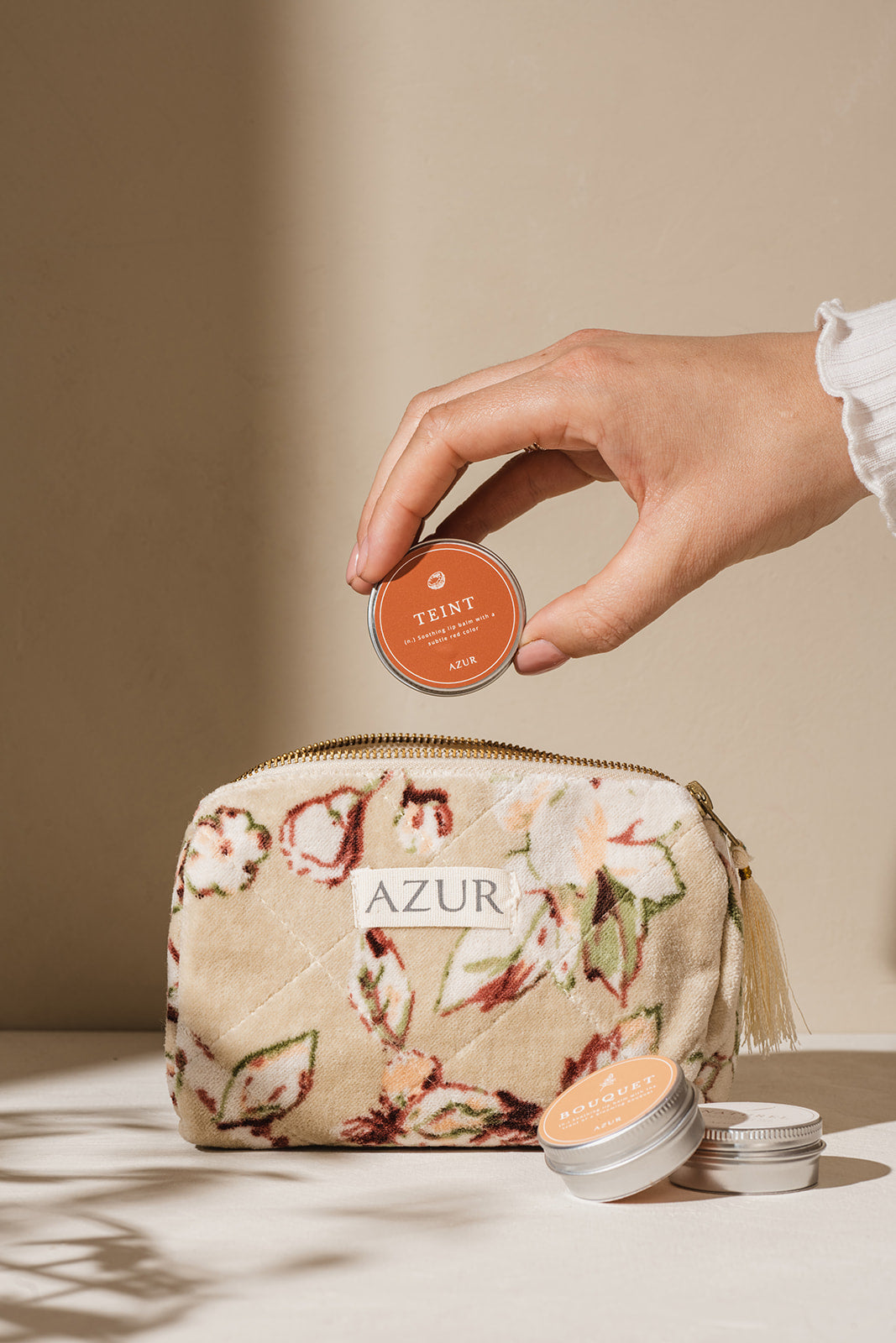 Lipbalm Teint von Azur Natural Bodycare – in der Hand püber Kosmetiktasche präsentiert