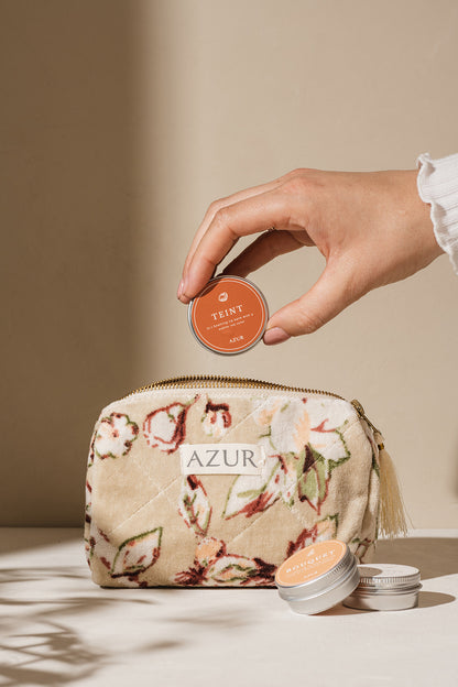 Lipbalm Teint von Azur Natural Bodycare – in der Hand püber Kosmetiktasche präsentiert