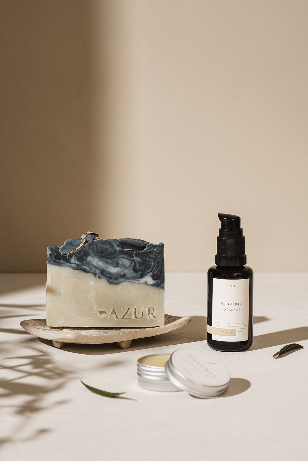 Lipbalm Natural von Azur Natural Bodycare – Produkatabbildung mit weiteren Produkten von Azur