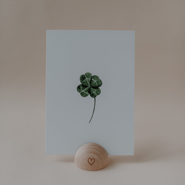 Liebevoll designte Postkarte "Kleeblatt" von Eulenschnitt -  Im Digitaldruck in Deutschland hergestellt. 400g matt lackiertes Papier.