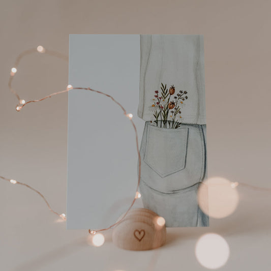 Liebevoll designte Postkarte „Flower Jeans“ von Eulenschnitt: Aquarelldesign, 400 g Papier, made in Germany. 